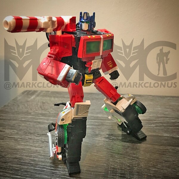 Official In Hand Image Transformers Holiday Optimus Prime Design  (3 of 10)